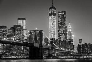 New York bei Nacht. Brooklyn Bridge, Manhattan - schwarz und weiß
