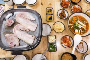 Grill im koreanischen Stil mit Beilage foto