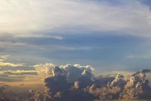 weiße wolken, blauer himmel, sonnenschein, sonne, bunter horizont der sonnenuntergang am abend ist eine schöne atmosphäre für jeden tag, die die natur geschaffen hat. foto