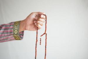 muslimischer Mann hält während des Ramadan die Hand in betenden Gesten, Nahaufnahme foto
