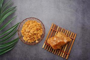 Jaggery traditioneller Rohrzuckerwürfel auf dem Tisch foto