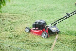 Zeitlupe des Rasenmähers auf Gras im Garten, foto