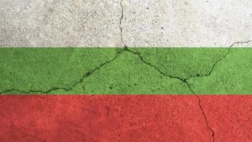 Bulgarien-Flagge. bulgarische flagge auf rissiger betonwand foto