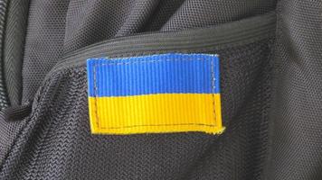 Ukraine-Flagge auf dem Rucksack foto