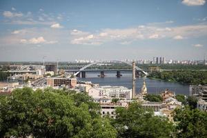 Dnjepr und Brücke in Kiew, Ukraine foto