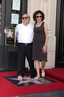 los angeles, aug 18 - danny devito, mit frau rhea perlman bei der zeremonie als danny devito erhält einen stern auf dem hollywood walk of fame am 18. august 2011 in los angeles, ca foto