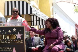 los angeles, 19. mai - stevie wonder, chaka kahn bei der chaka kahn hollywood walk of fame star zeremonie auf dem hollywood blvd am 19. mai 2011 in los angeles, ca foto