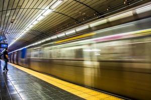 schnell fahrender Zug Manhanttan New York U-Bahn foto