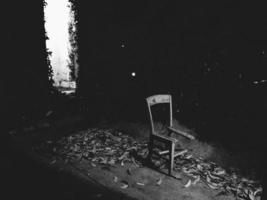 dunkler gebrochener Stuhl foto