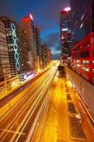 Straßentunnel Lichtwege auf modernen Stadtgebäuden in Hongkong foto