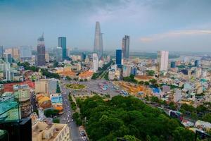 Luftaufnahme der Stadt Ho Chi Minh gegen blauen Himmel