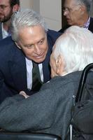 los angeles nov 6 - michael douglas, kirk douglas bei der michael douglas star zeremonie auf dem hollywood walk of fame am 6. november 2018 in los angeles, ca foto