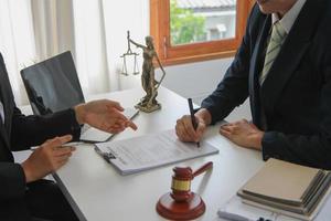 Recht, Beratung, Vereinbarung, Vertrag, Anwälte Beratung in Rechtsstreitigkeiten und Unterzeichnung von Verträgen als Anwälte zur Entgegennahme von Beschwerden für Mandanten. konzept anwalt. foto