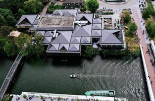 amsterdam, die niederlande - 28. april 2019 stadtansicht zum zentralen teil der stadt, fähre und kanal von oben an bewölktem typisch holländischem tag. foto