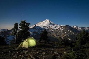 Glühendes Zelt in der Nacht unter Mount Baker, Washington State