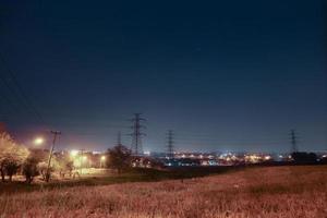 der Blick auf die Lichter der Stadt von der Spitze des Wohnhügels foto