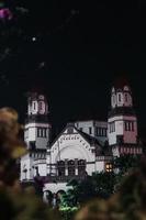 Lawang Sewu Kolonialgebäude in Semarang bei Nacht foto