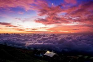 morgennebel mit berg, sonnenaufgang und meer von mis foto