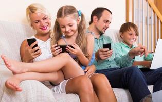 Familie arbeitet mit Smartphones