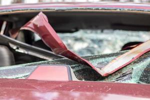 ein Auto nach einem Unfall mit kaputter Heckscheibe. zerbrochenes Fenster in einem Fahrzeug mit hinterer Bremsleuchte. Innenwrack, detaillierte Nahaufnahme eines beschädigten modernen Autos. foto