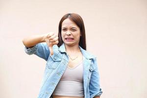 asiatische Frau, die die Hand hebt, um sie nicht zu mögen foto