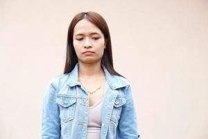 asiatische frauen sehen unglücklich aus, gestresst von der arbeit foto