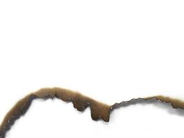 Lochpapier mit verbrannten Kanten auf weißem Hintergrund foto