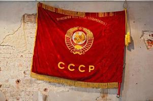 Flagge der Sowjetunion an der schäbigen Wand