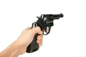 Männerhand mit einer schwarzen Revolverpistole isoliert foto