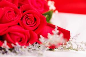 Ein großer, eleganter und luxuriöser Strauß aus roten Rosen. schönes Arrangement bunter Strauß. foto