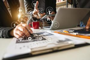 Geschäft mit Laptop und digitalem Tablet mit virtuellem Marketingsymbol