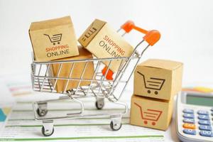 online-shopping, einkaufswagenbox auf rechner, import export, finanzhandel. foto