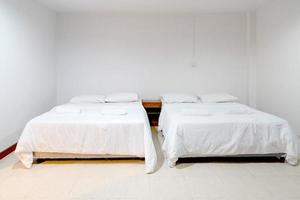 weißes Schlafzimmer mit Doppelbett foto