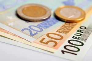 Nahaufnahme von Euro-Banknoten und Münzen foto