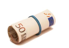 Rolle von fünfzig Euro-Banknoten mit einem Gummiband
