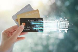 Frauenhand, die verschiedene Kreditkarten hält, um für Einkäufe zu bezahlen. online-shopping-zahlung per kreditkartenkonzept. Kreditkartenausgaben. foto
