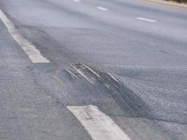 Inspektor, um die Oberfläche der Asphaltstraße zu überprüfen. foto