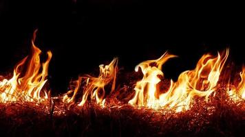 Heuhaufenbrände in der Nacht in trockenen Gebieten brach die Asche aus und der Wind war sehr gefährlich. Asche rot wie die Hölle. foto