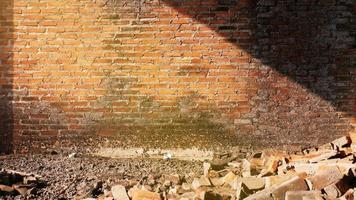 Nahaufnahme der Trümmer eines Industriegebäudes, die in einen Haufen Beton und Ziegel einstürzen. und die gezackten Trümmer, die durch das Versagen der Ingenieure bei der verlassenen Konstruktion verursacht wurden. foto