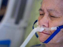 ältere Patientin mit Lungenerkrankung und Sauerstoff zur Behandlung foto
