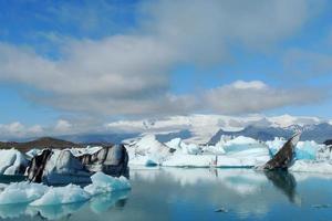 Helle, klare, blaue und schwarze Eisberge, die im blauen, kalten Wasser des Jokulsarlon-Sees in Island schwimmen 63 foto