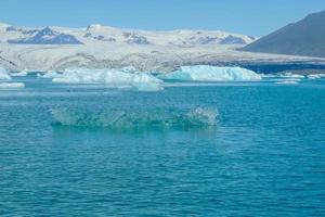 hellblauer Eisberg, der im blauen kalten Wasser des Jokulsarlon-Sees in Island schwimmt 39 foto