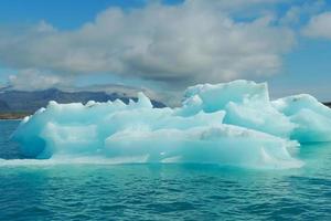 Heller klarer blauer Eisberg, der im blauen kalten Wasser des Jokulsarlon-Sees in Island schwimmt 33 foto
