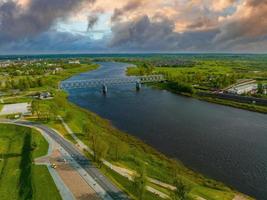 schöne luftpanoramaaufnahme der stadt daugavpils foto