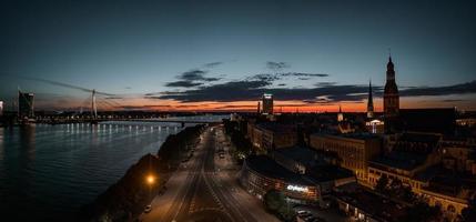 Luftpanorama von Riga bei Nacht. schöne nächtliche Altstadt mit Lichtern der Stadt. foto