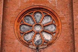 Rosettenfenster einer Kirche foto