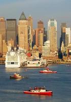 new york city manhattan skyline und boot foto