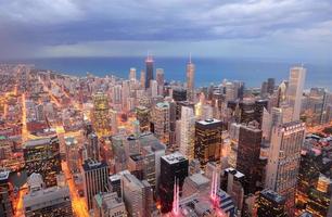 Luftaufnahme von Chicago in der Abenddämmerung foto