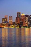 Skyline von Boston in der Abenddämmerung foto
