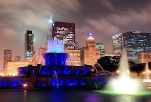 buckingham-brunnen und urbane stadtskyline foto